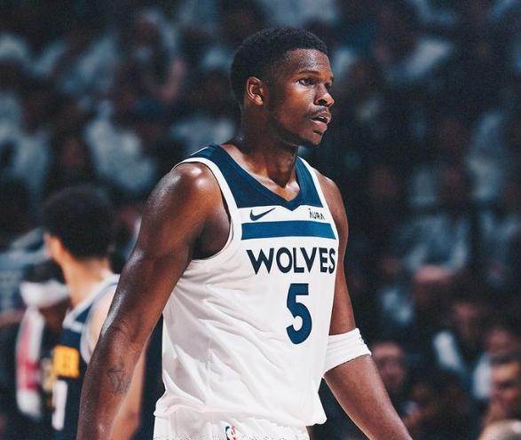 半岛体育-歇了3分钟狼队被暴13分 爱德华兹砍44分独木难支