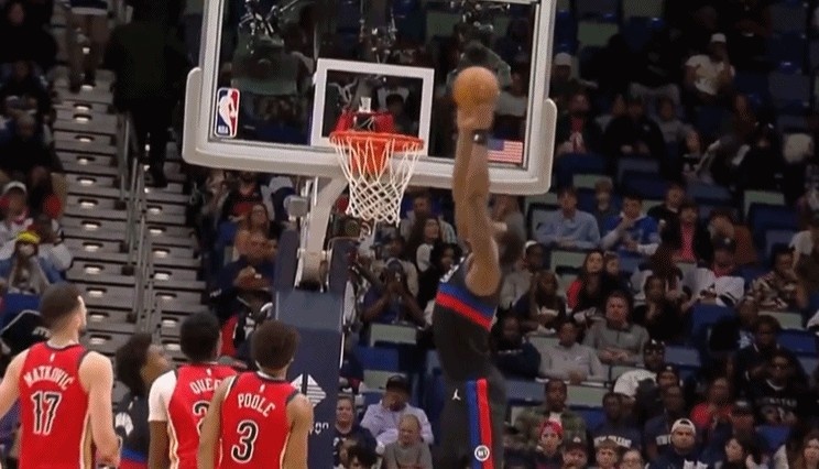 半岛体育下载-一群人目送！奥萨尔送空接 杜伦二楼双手空接重扣