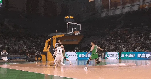 半岛体育-高诗岩3秒全场一条龙压哨上篮打进，杨鸣一脸无奈