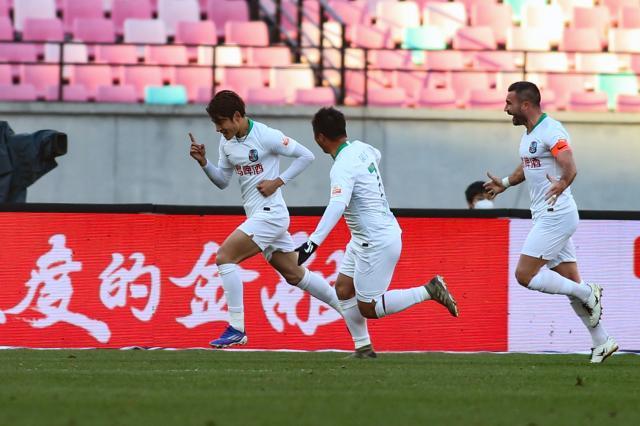 半岛体育-【中超】季骁宣两球巴顿难救主 青岛2比1天津止连败