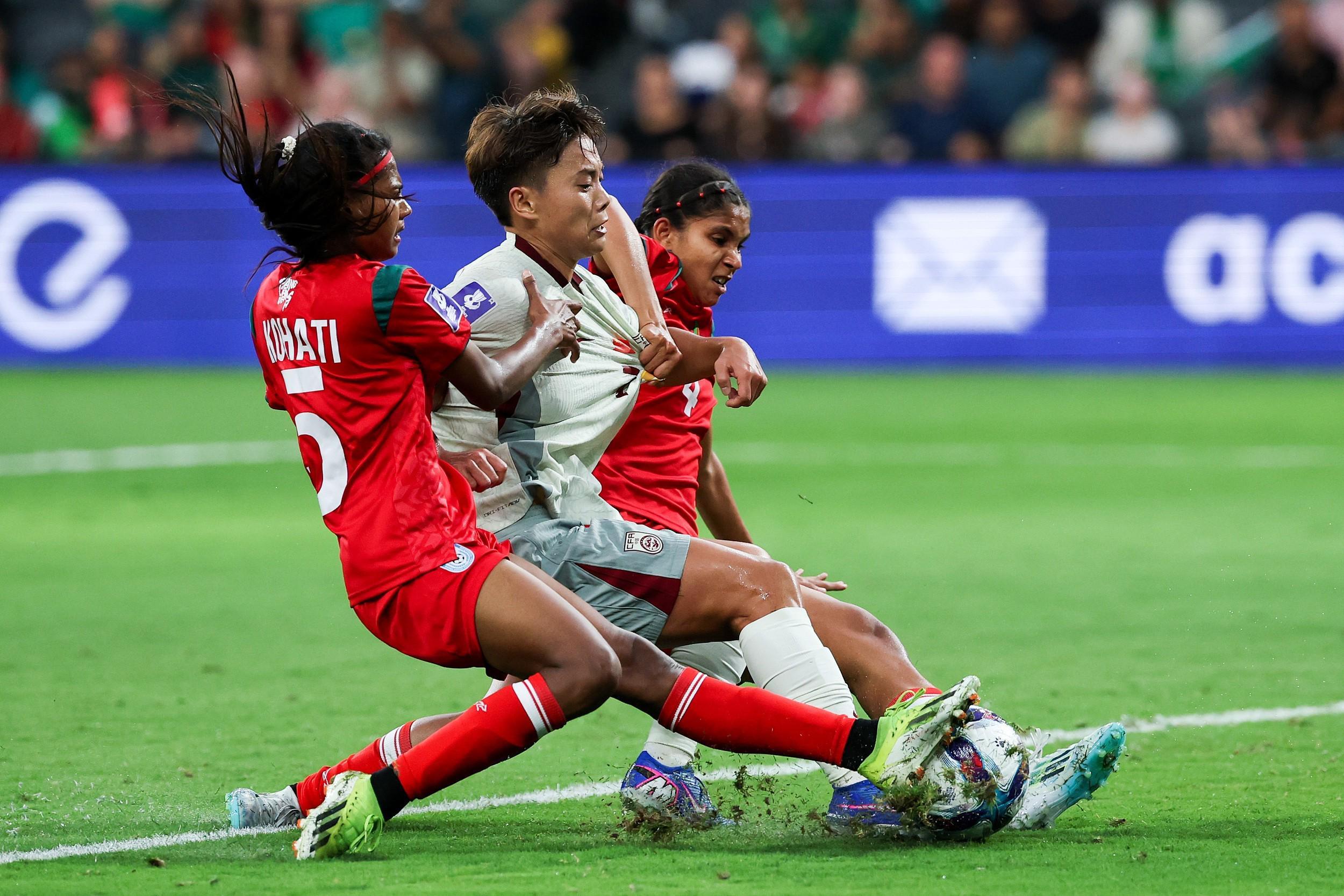 半岛体育注册网址-黄健翔：女足前20分钟踢得有些凌乱，但拿下比赛不成问题