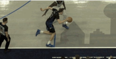 半岛体育娱乐-毫厘之间！弗拉格在兰德尔贴防下踩线出界 独行侠挑战失败！